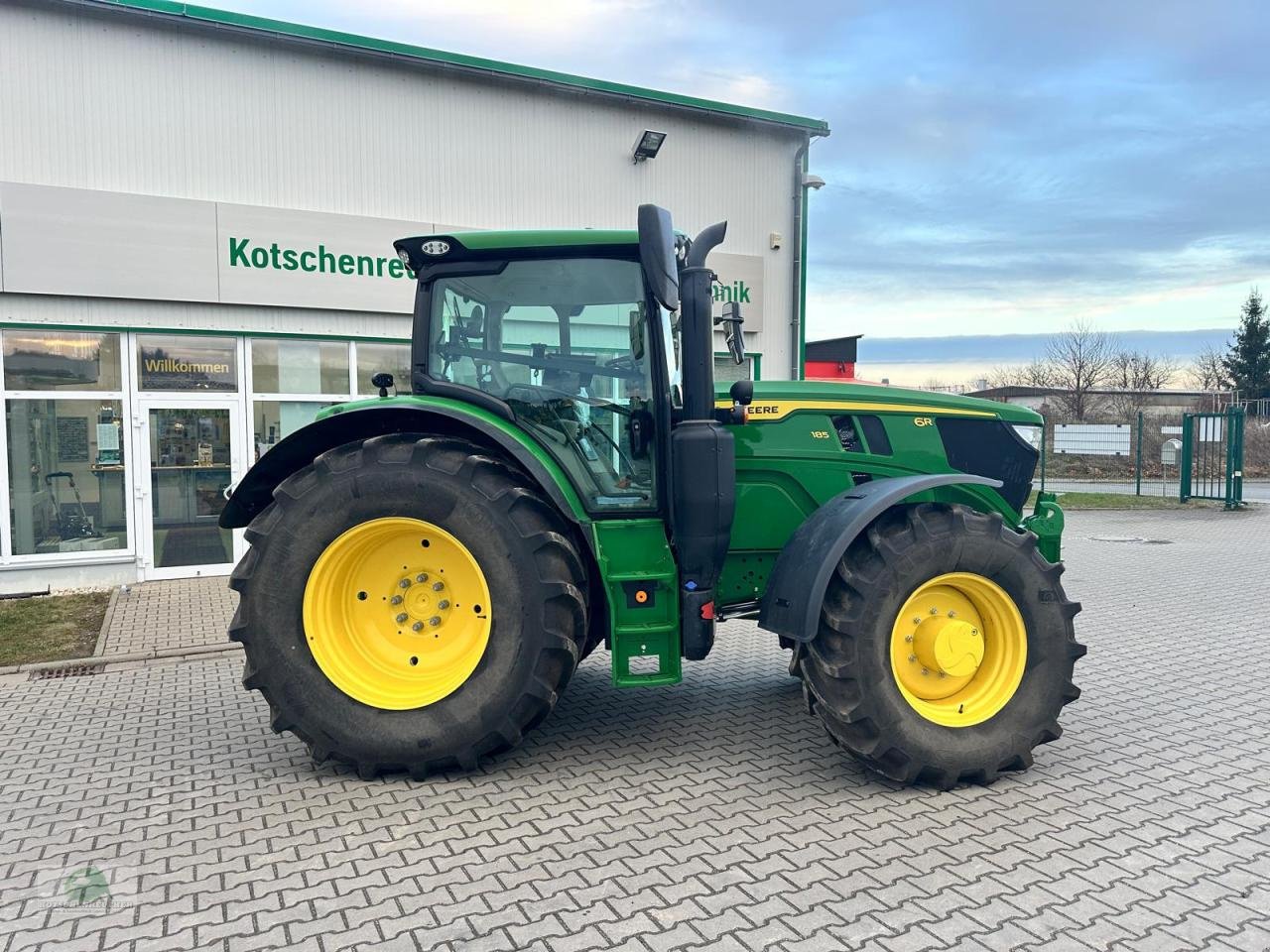 Traktor of the type John Deere 6R 185 - Command PRO, Neumaschine in Hofheim (Picture 8)