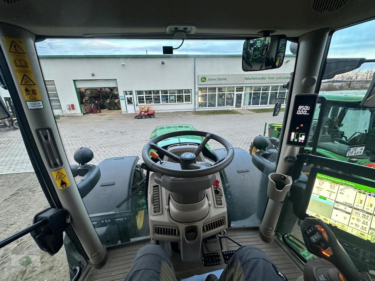 Traktor of the type John Deere 6R 185 - Command PRO, Neumaschine in Hofheim (Picture 10)