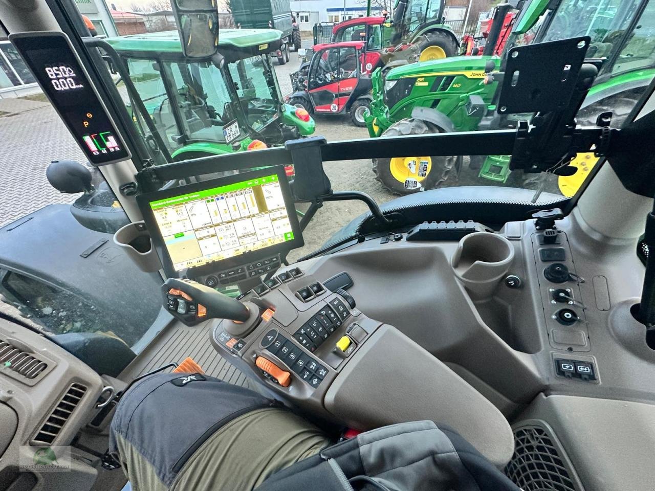 Traktor of the type John Deere 6R 185 - Command PRO, Neumaschine in Hofheim (Picture 11)