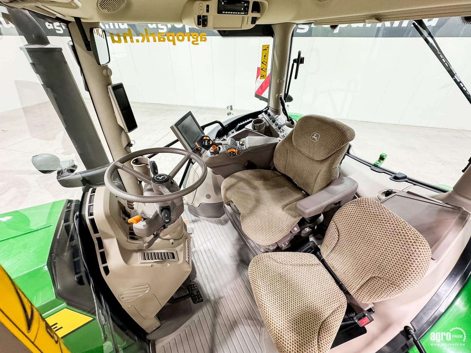 Traktor des Typs John Deere 6R 195, Gebrauchtmaschine in Csengele (Bild 8)