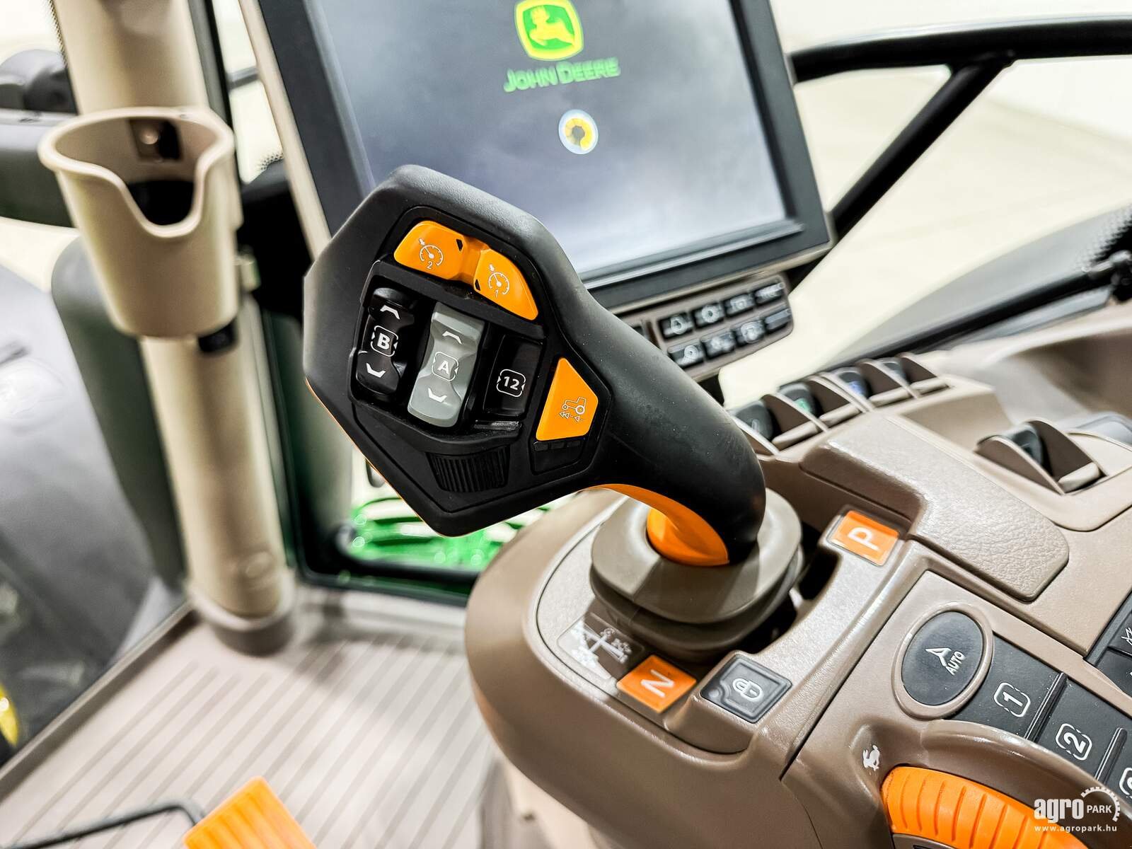 Traktor des Typs John Deere 6R 195, Gebrauchtmaschine in Csengele (Bild 17)