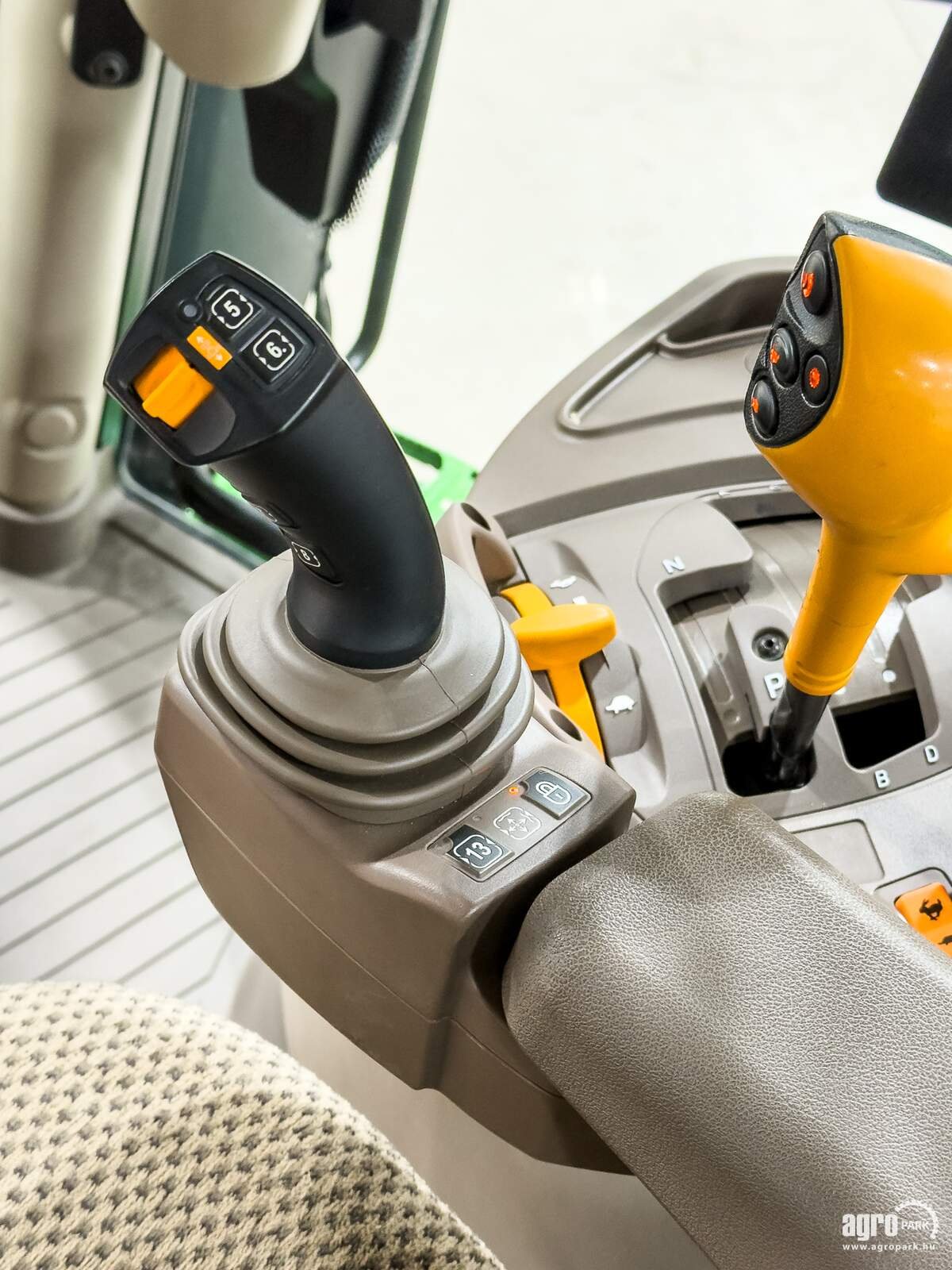 Traktor типа John Deere 6R 195, Gebrauchtmaschine в Csengele (Фотография 14)