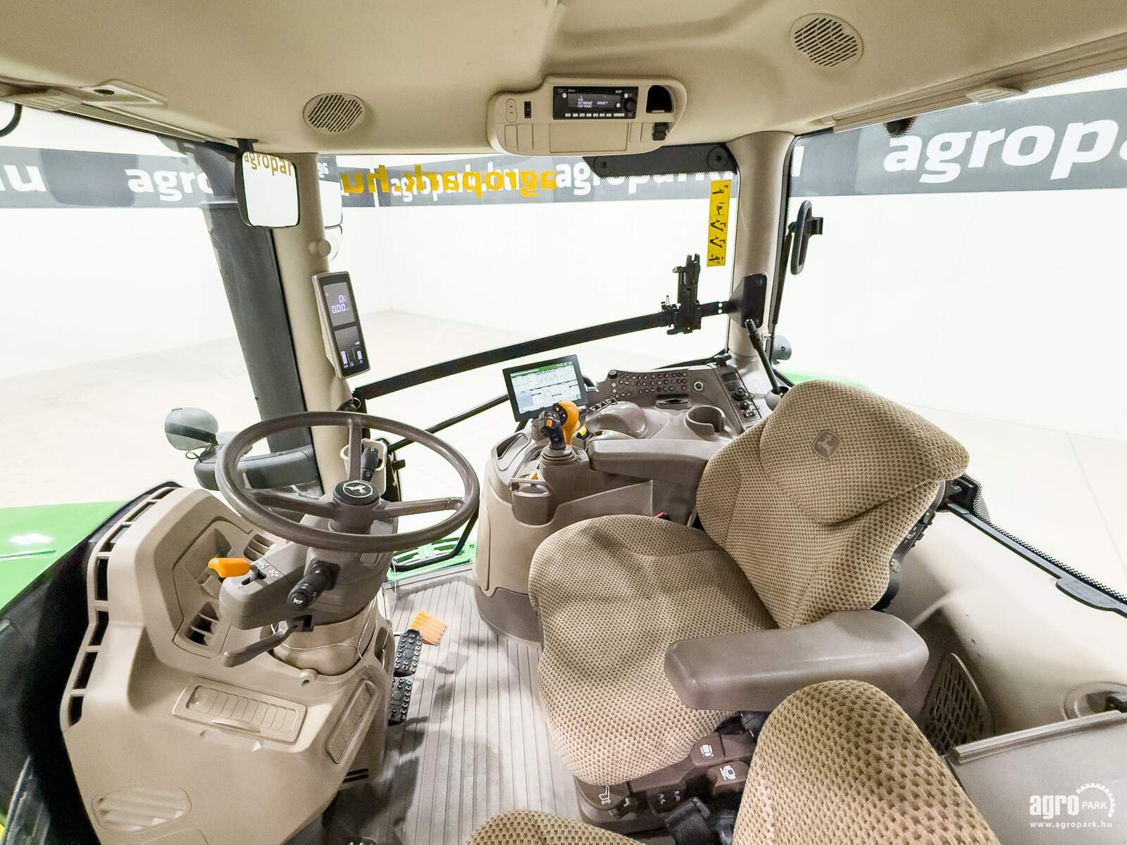 Traktor des Typs John Deere 6R 195, Gebrauchtmaschine in Csengele (Bild 8)