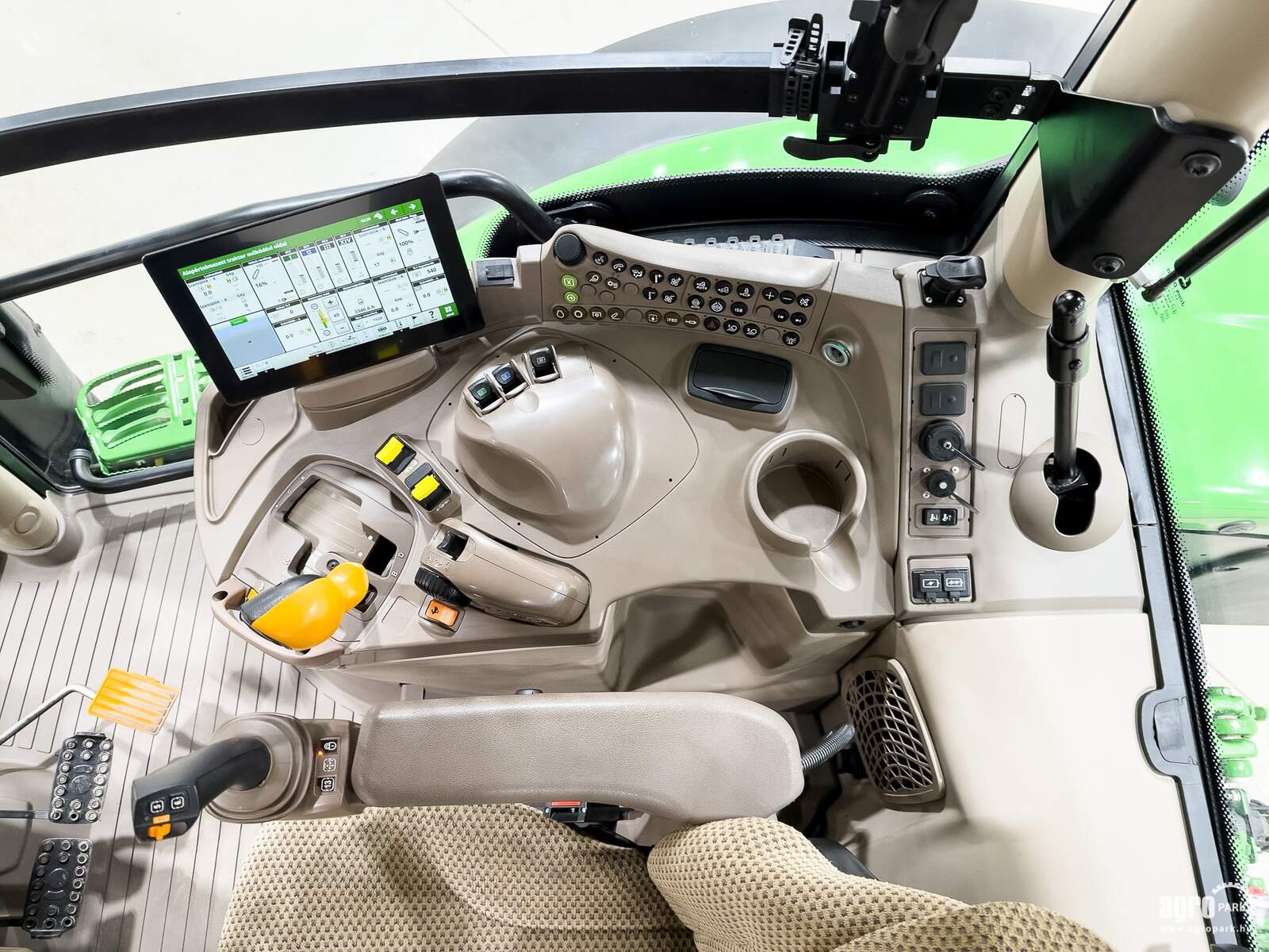 Traktor des Typs John Deere 6R 195, Gebrauchtmaschine in Csengele (Bild 9)