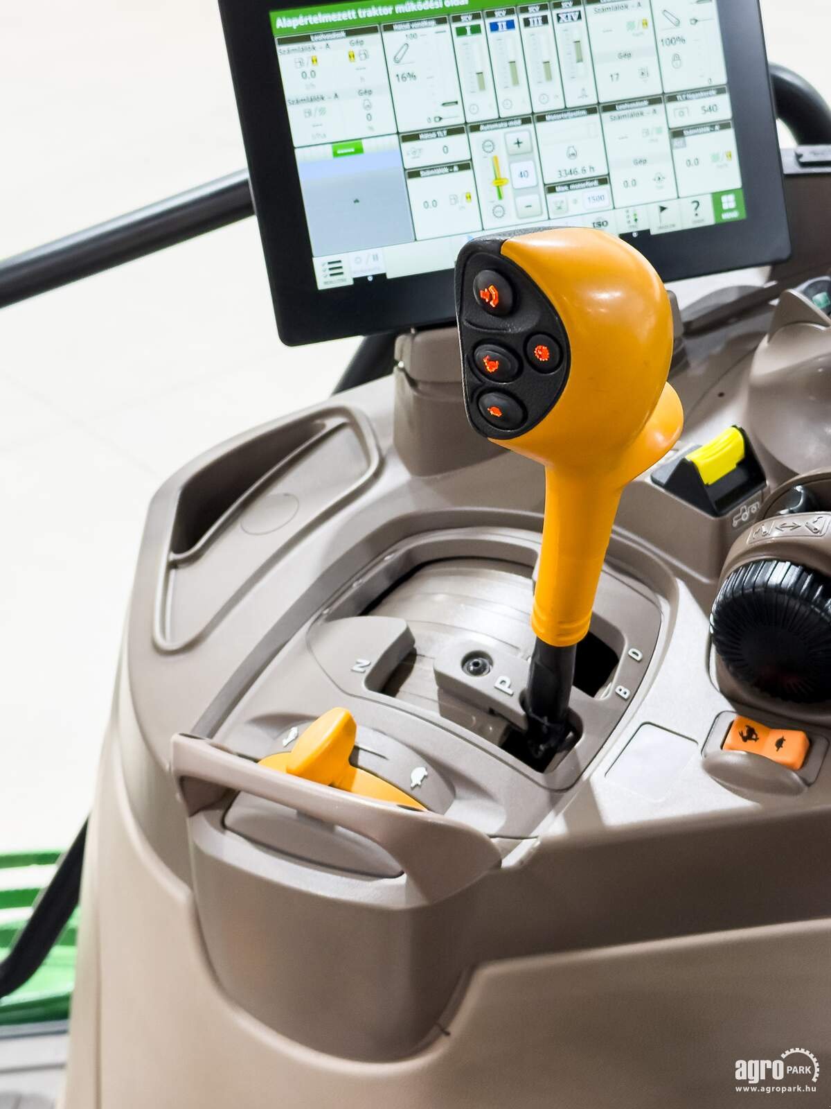 Traktor des Typs John Deere 6R 195, Gebrauchtmaschine in Csengele (Bild 15)