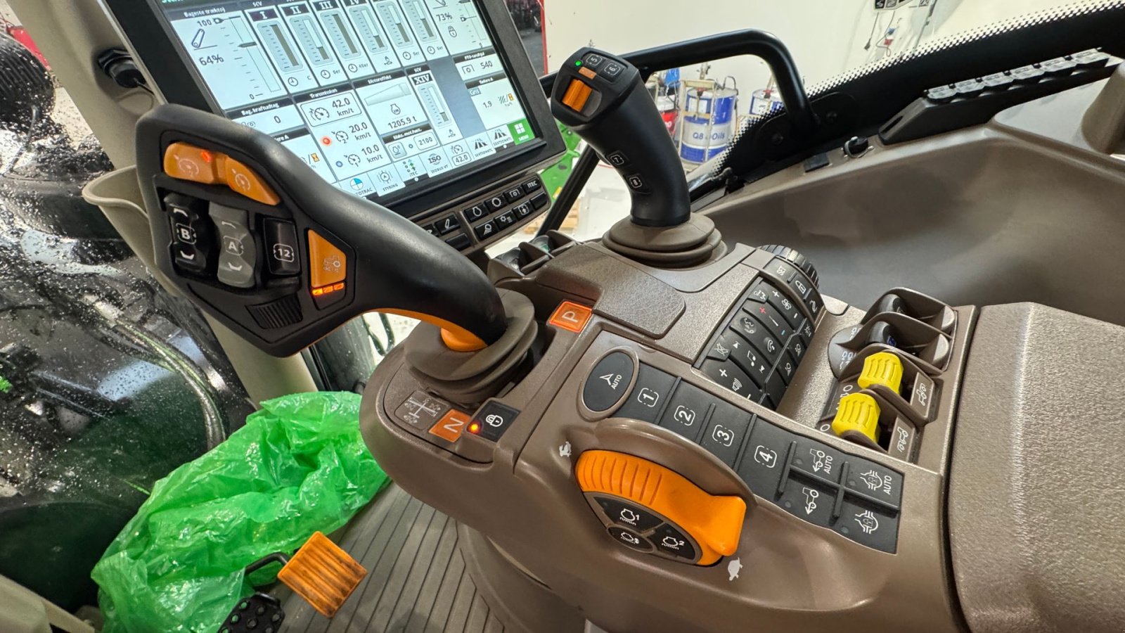 Traktor Türe ait John Deere 6R 215 MED FRONT PTO OG NY ÅLØ FRONTLÆSSER!, Gebrauchtmaschine içinde Nørager (resim 16)