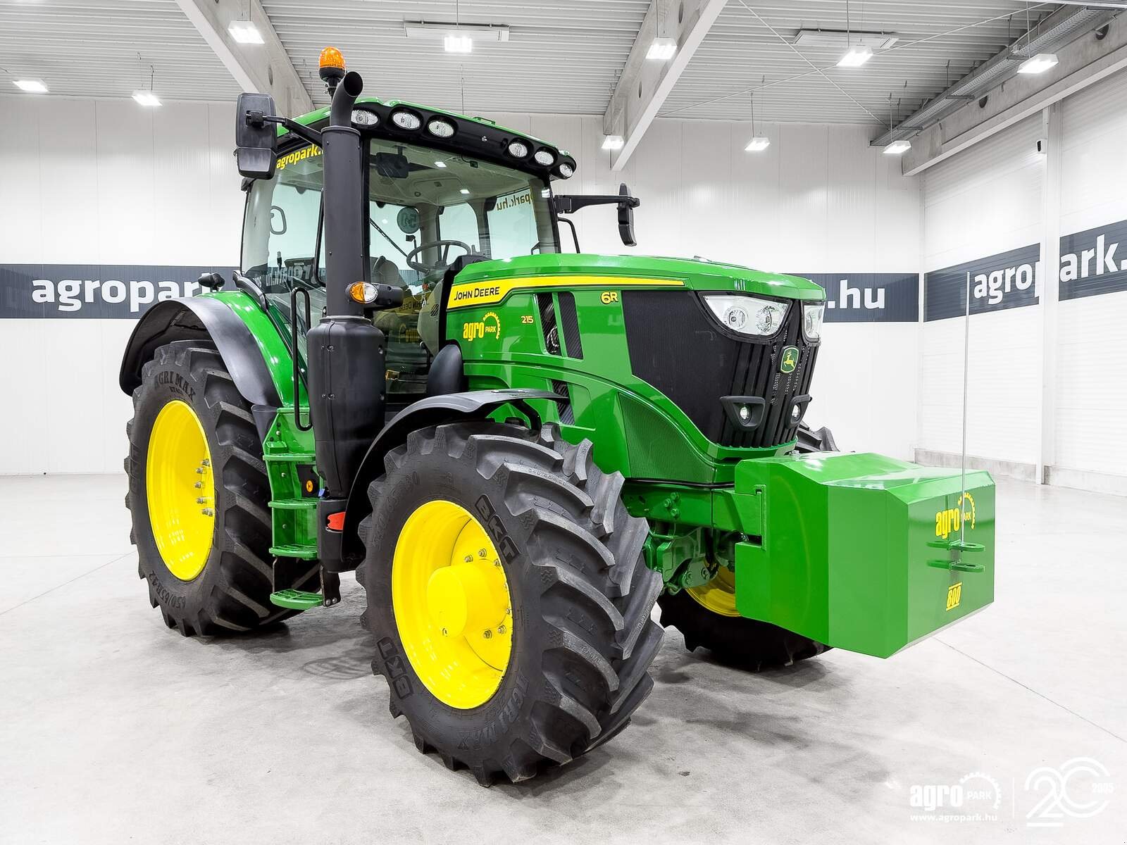 Traktor типа John Deere 6R 215, Gebrauchtmaschine в Csengele (Фотография 2)