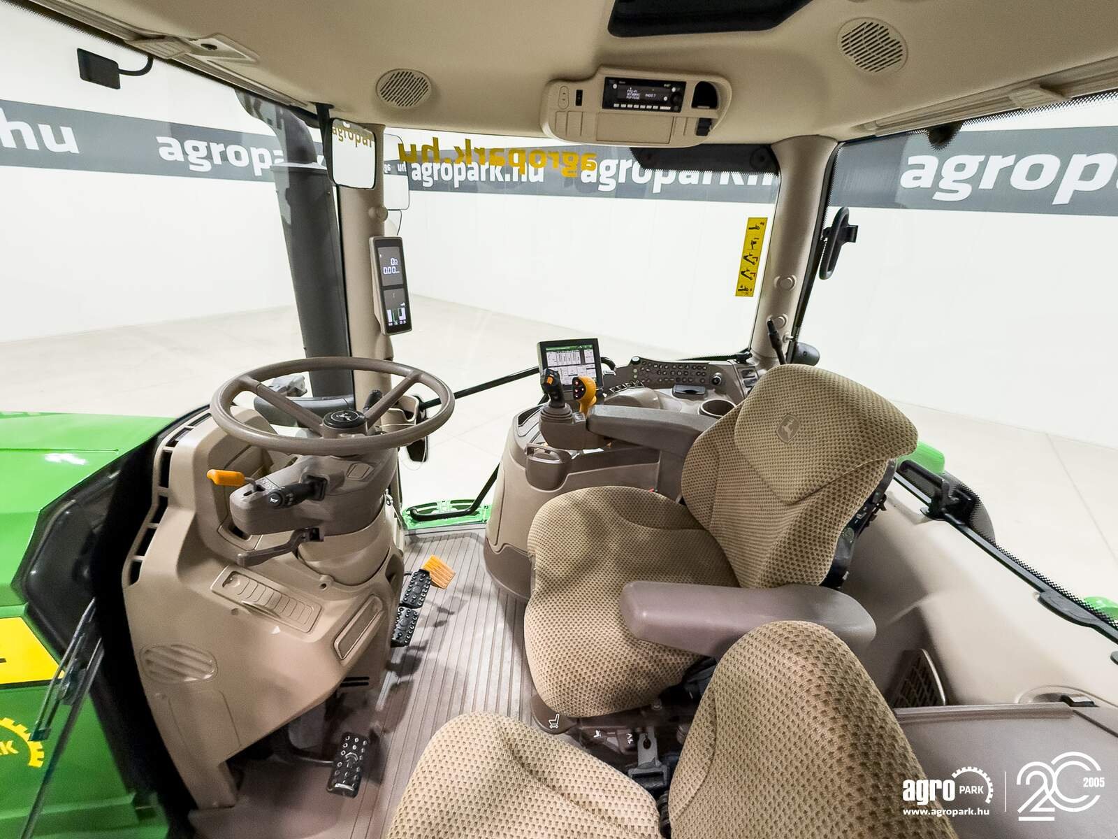 Traktor типа John Deere 6R 215, Gebrauchtmaschine в Csengele (Фотография 8)