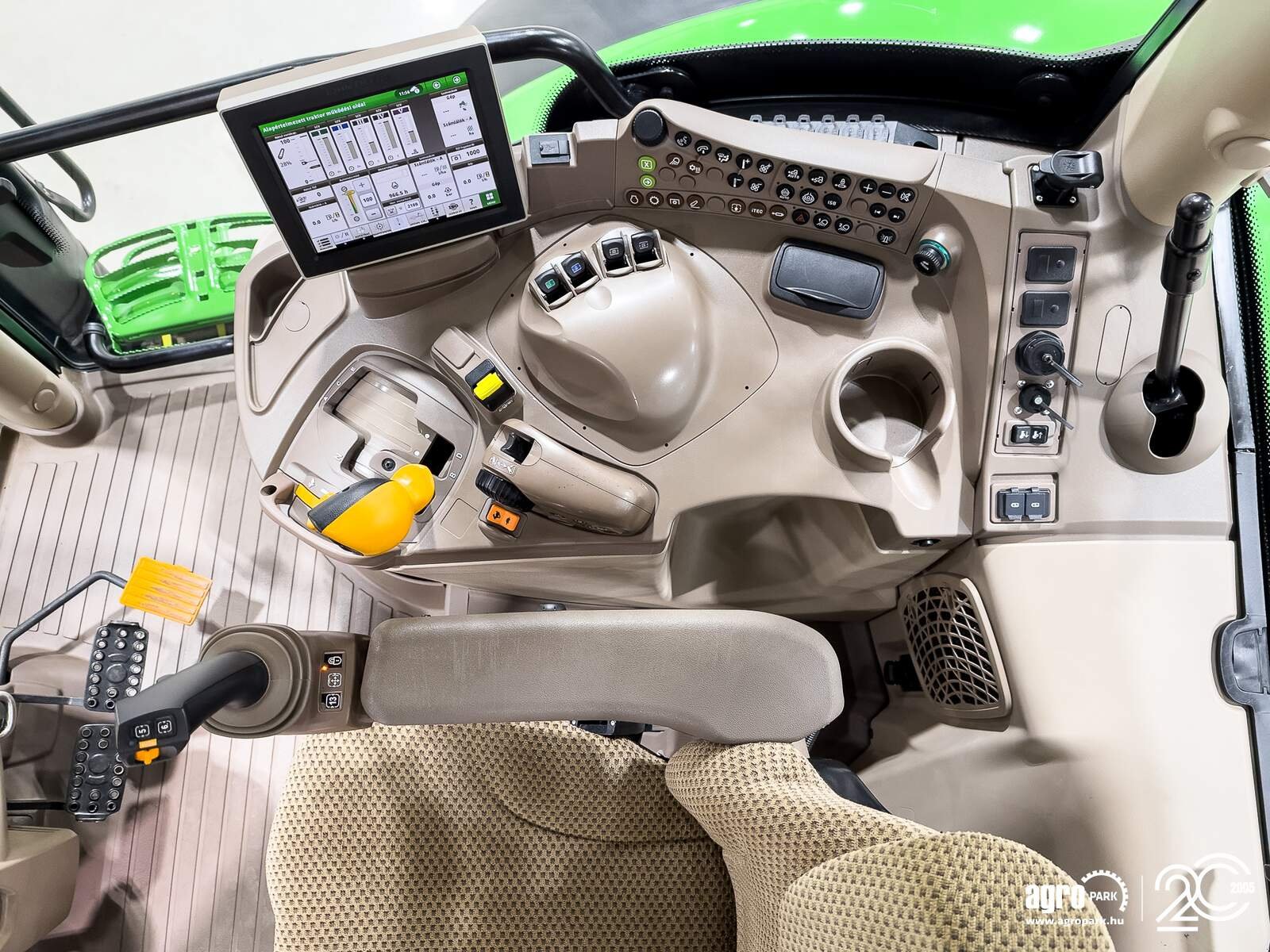 Traktor типа John Deere 6R 215, Gebrauchtmaschine в Csengele (Фотография 9)