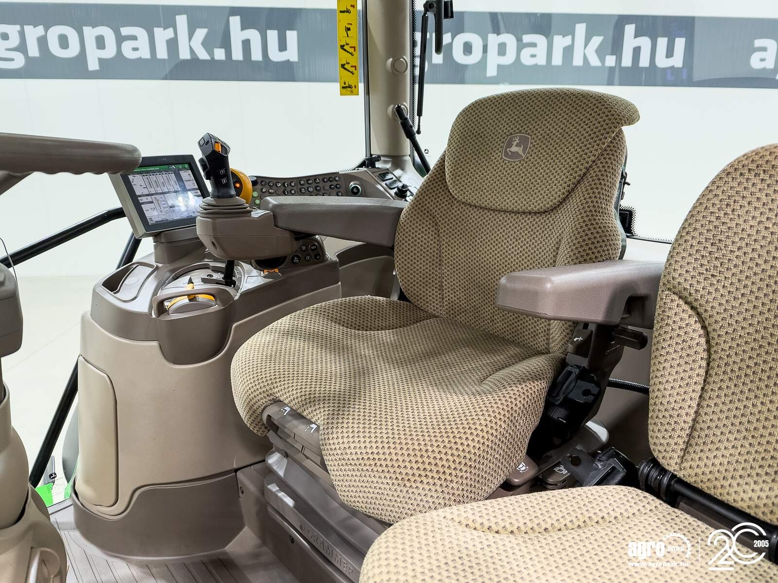 Traktor типа John Deere 6R 215, Gebrauchtmaschine в Csengele (Фотография 11)