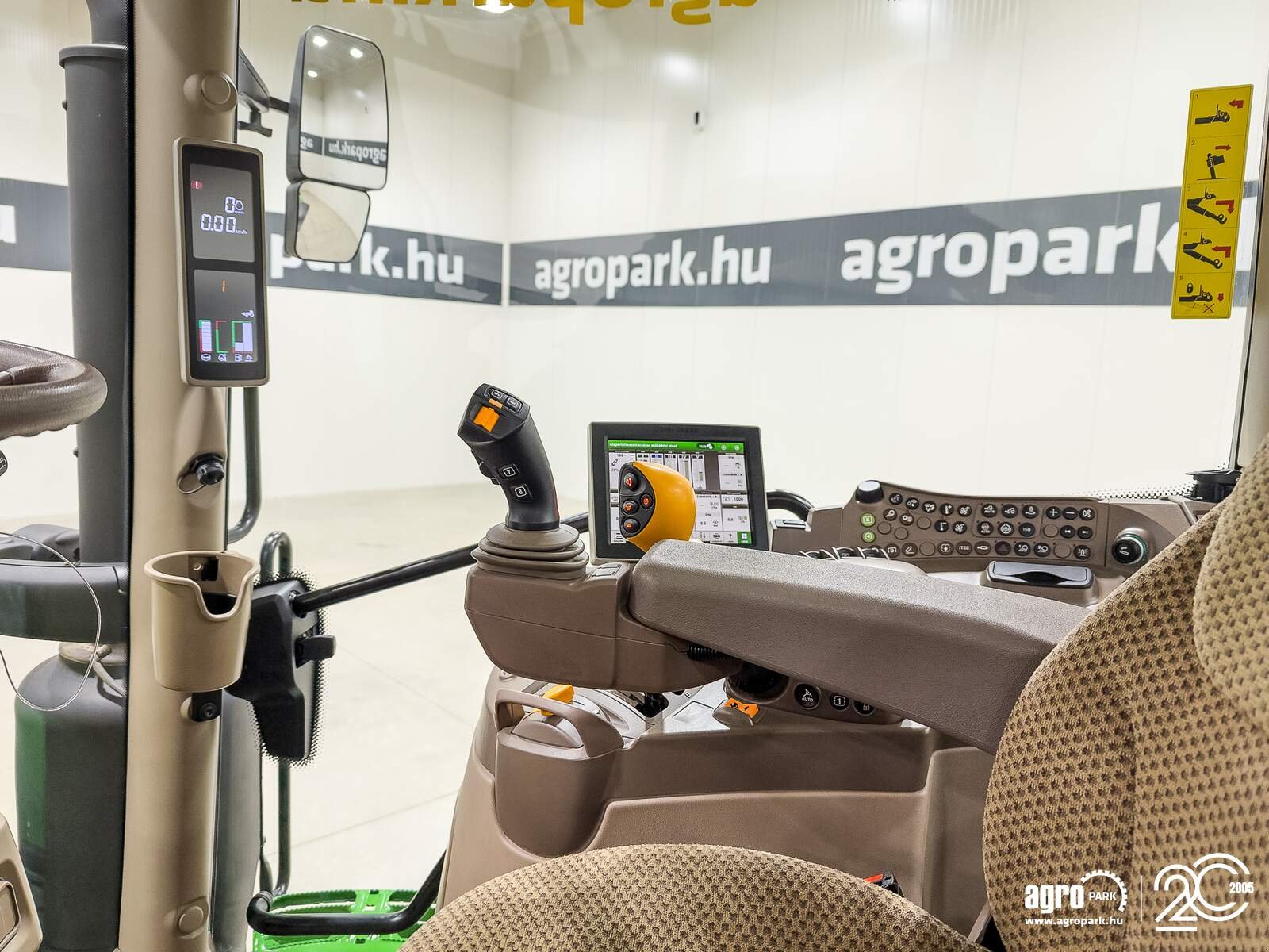 Traktor типа John Deere 6R 215, Gebrauchtmaschine в Csengele (Фотография 12)