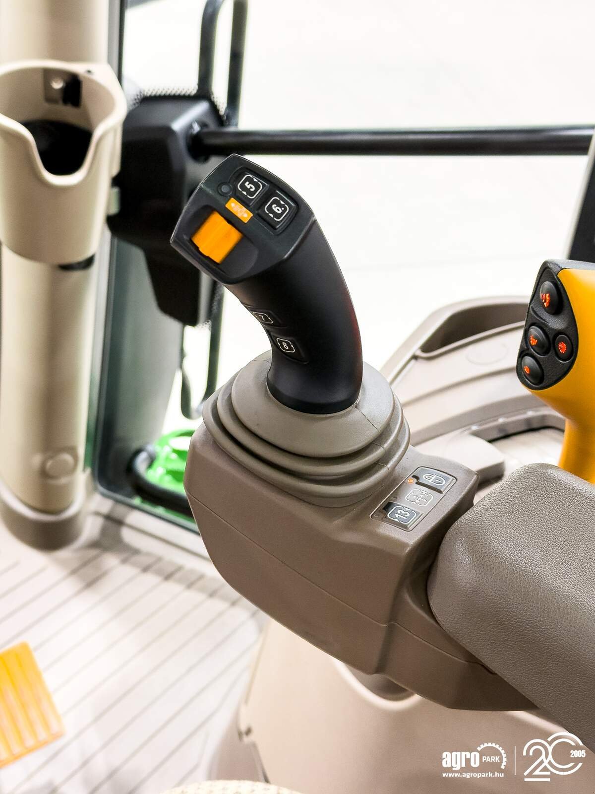 Traktor типа John Deere 6R 215, Gebrauchtmaschine в Csengele (Фотография 14)