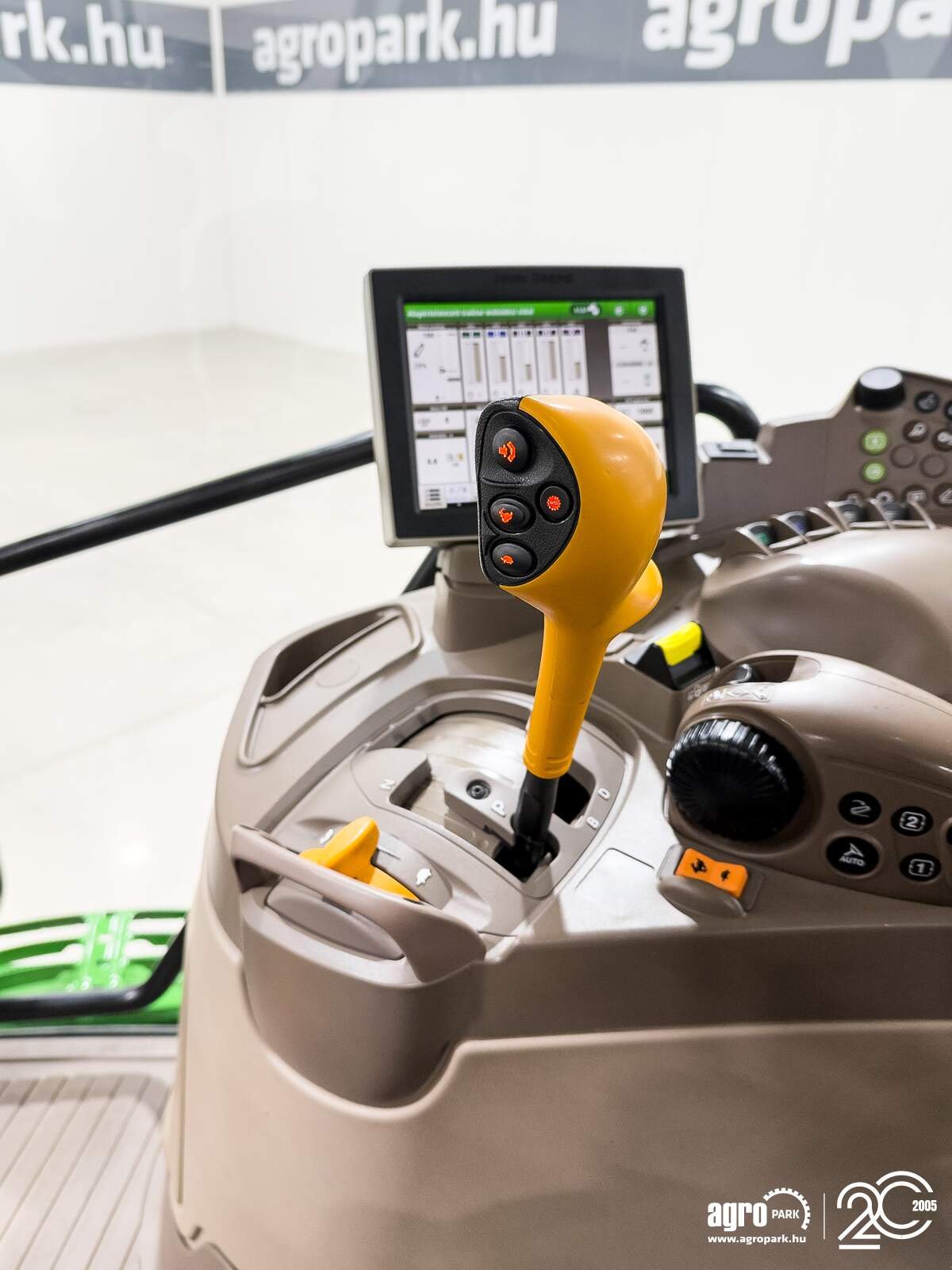 Traktor типа John Deere 6R 215, Gebrauchtmaschine в Csengele (Фотография 15)