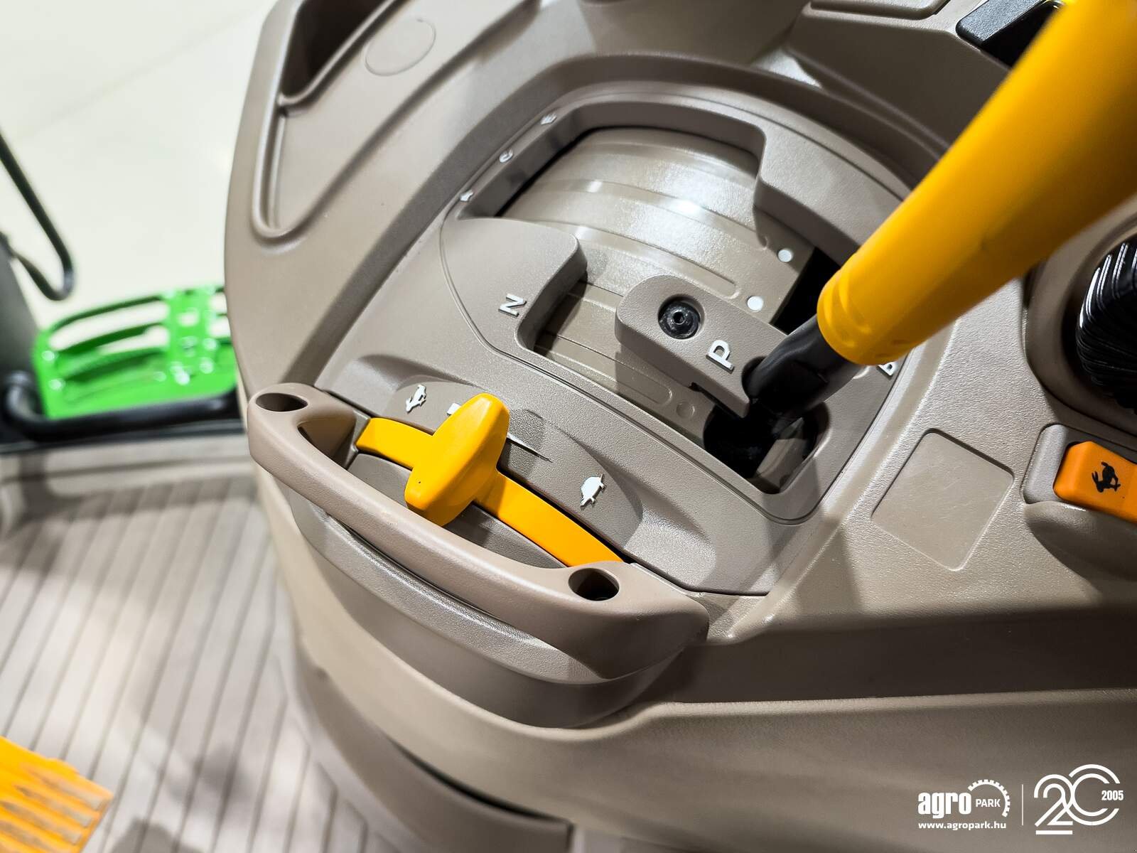 Traktor типа John Deere 6R 215, Gebrauchtmaschine в Csengele (Фотография 16)