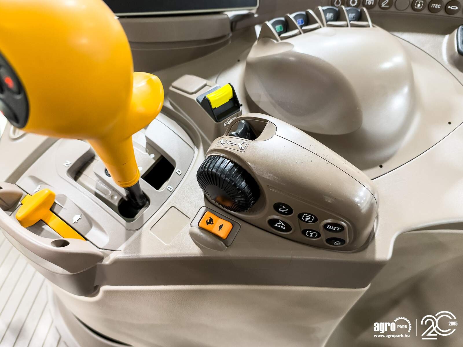 Traktor типа John Deere 6R 215, Gebrauchtmaschine в Csengele (Фотография 17)