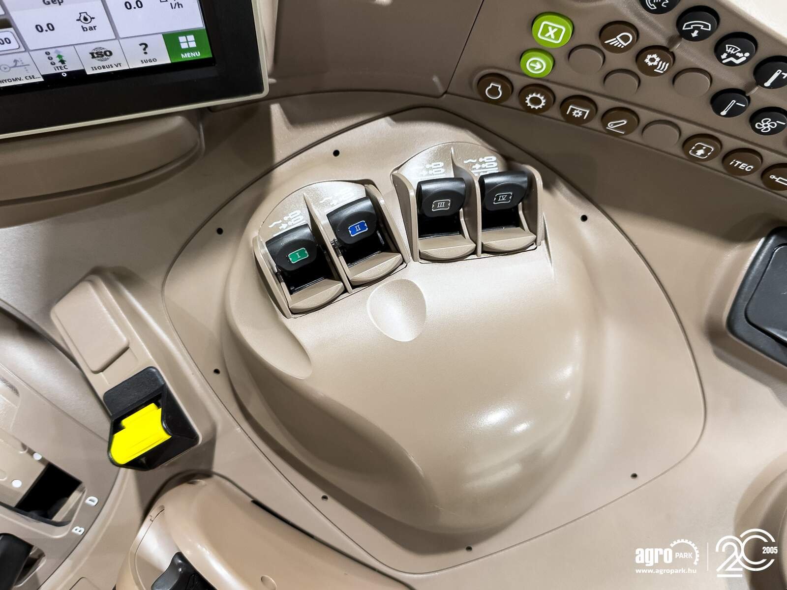 Traktor типа John Deere 6R 215, Gebrauchtmaschine в Csengele (Фотография 18)