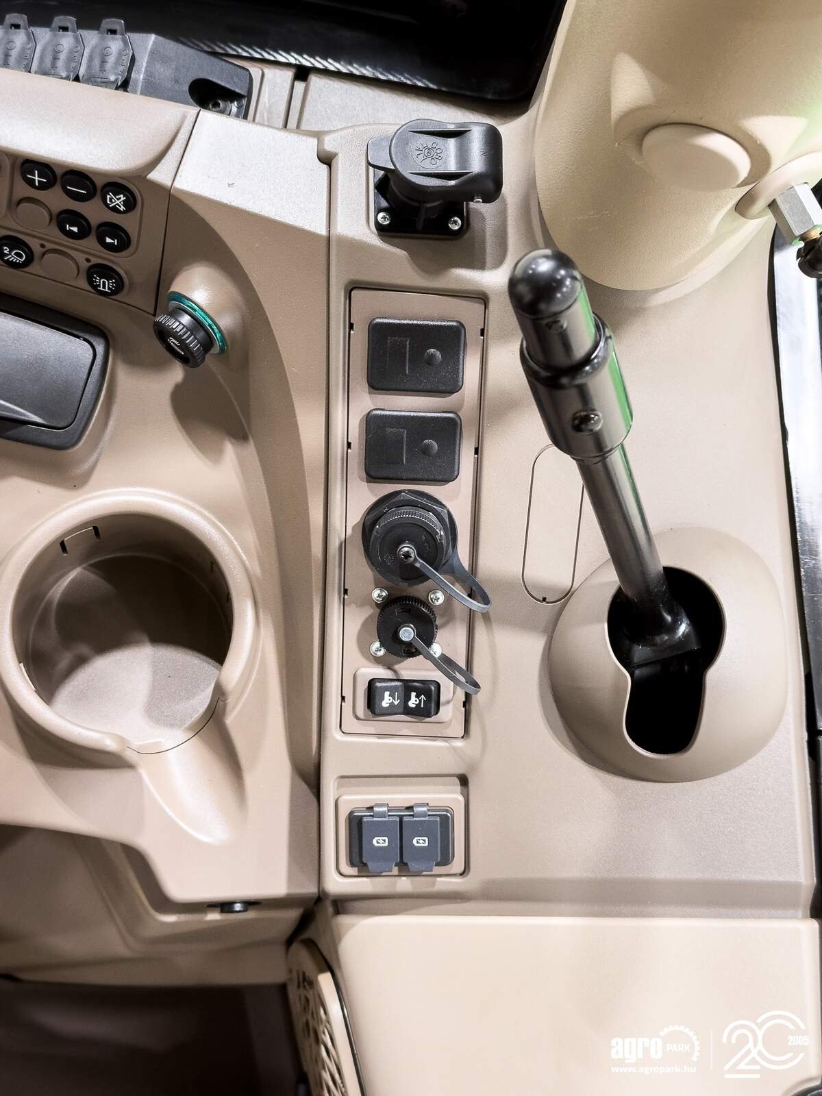 Traktor типа John Deere 6R 215, Gebrauchtmaschine в Csengele (Фотография 20)