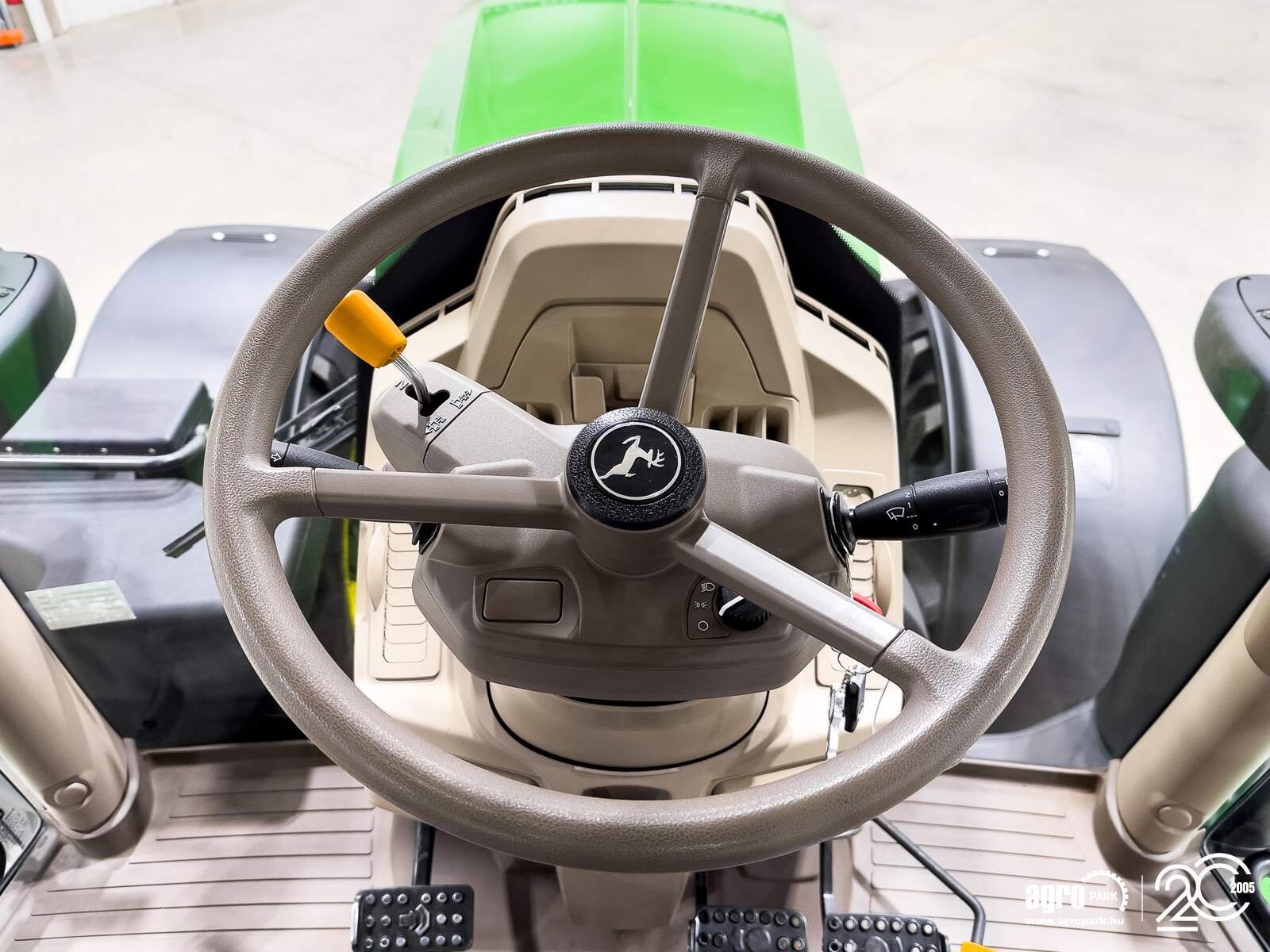 Traktor типа John Deere 6R 215, Gebrauchtmaschine в Csengele (Фотография 29)