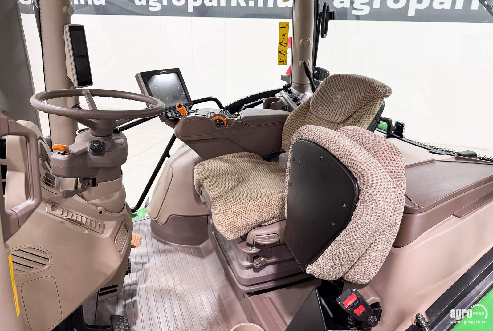 Traktor des Typs John Deere 6R 215, Gebrauchtmaschine in Csengele (Bild 8)