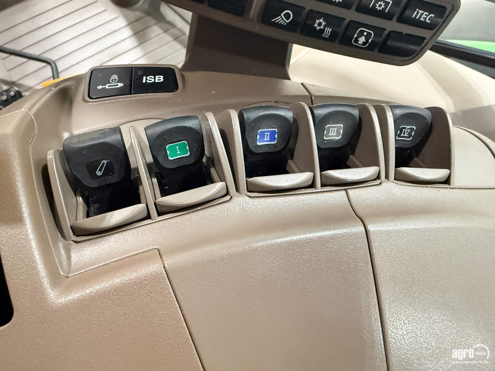 Traktor des Typs John Deere 6R 215, Gebrauchtmaschine in Csengele (Bild 20)