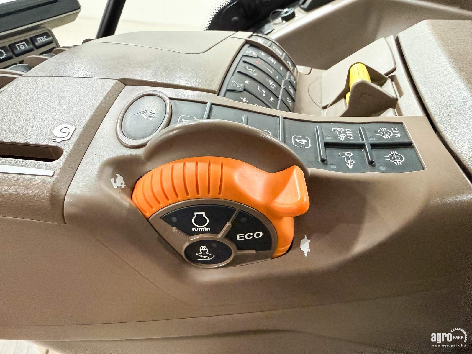 Traktor des Typs John Deere 6R 215, Gebrauchtmaschine in Csengele (Bild 23)