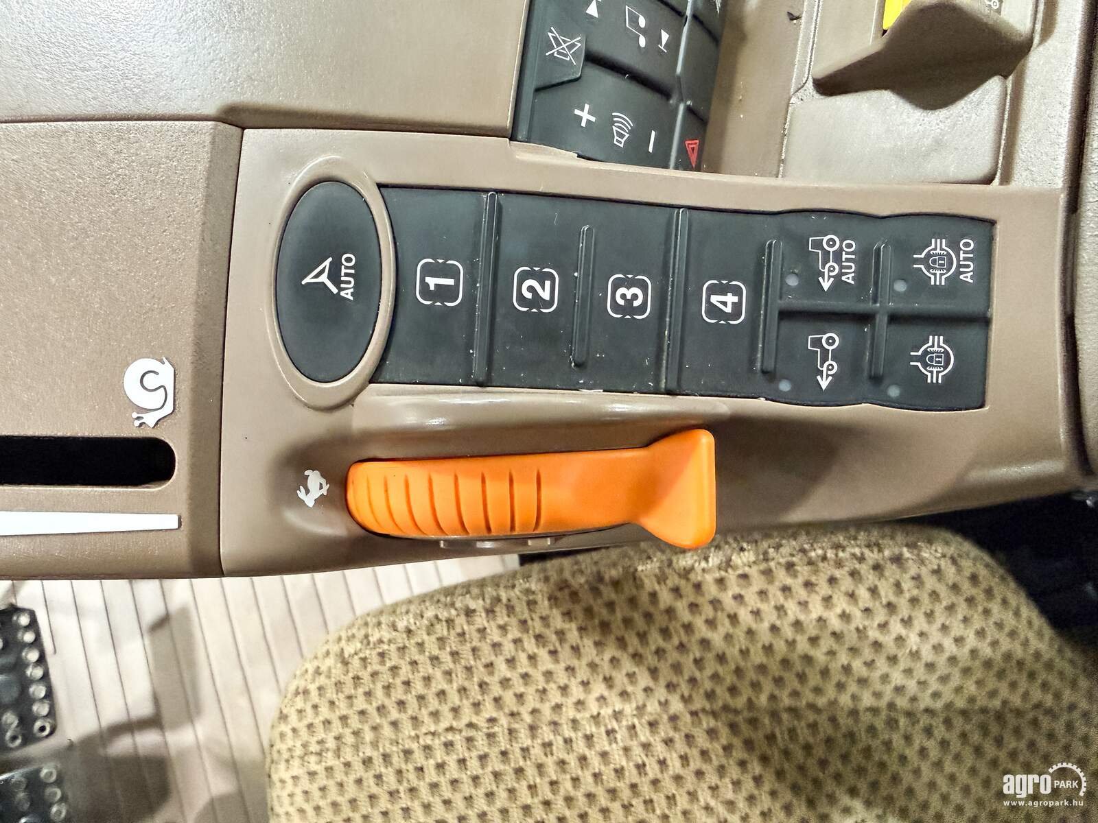 Traktor des Typs John Deere 6R 215, Gebrauchtmaschine in Csengele (Bild 24)