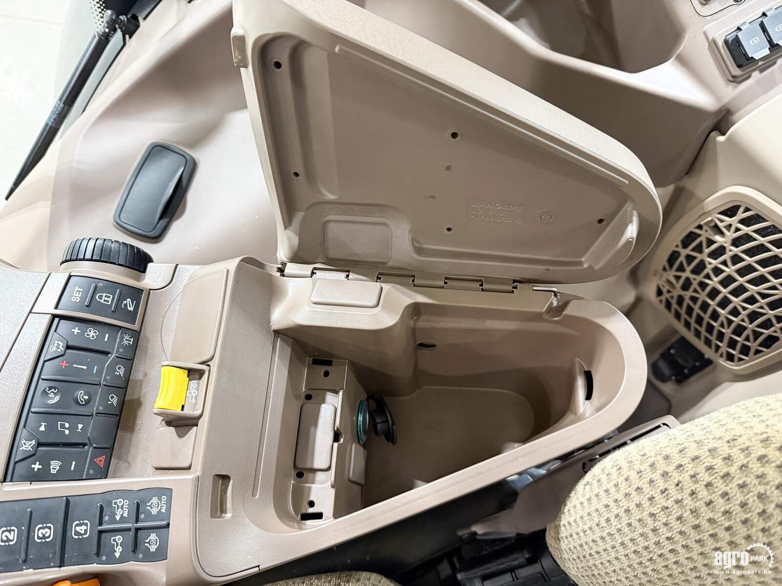 Traktor des Typs John Deere 6R 215, Gebrauchtmaschine in Csengele (Bild 27)