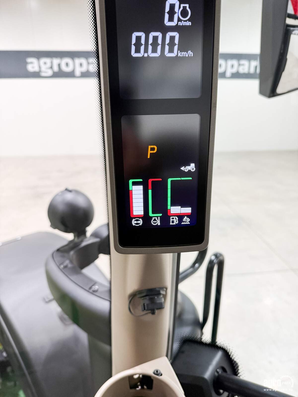 Traktor des Typs John Deere 6R 215, Gebrauchtmaschine in Csengele (Bild 28)