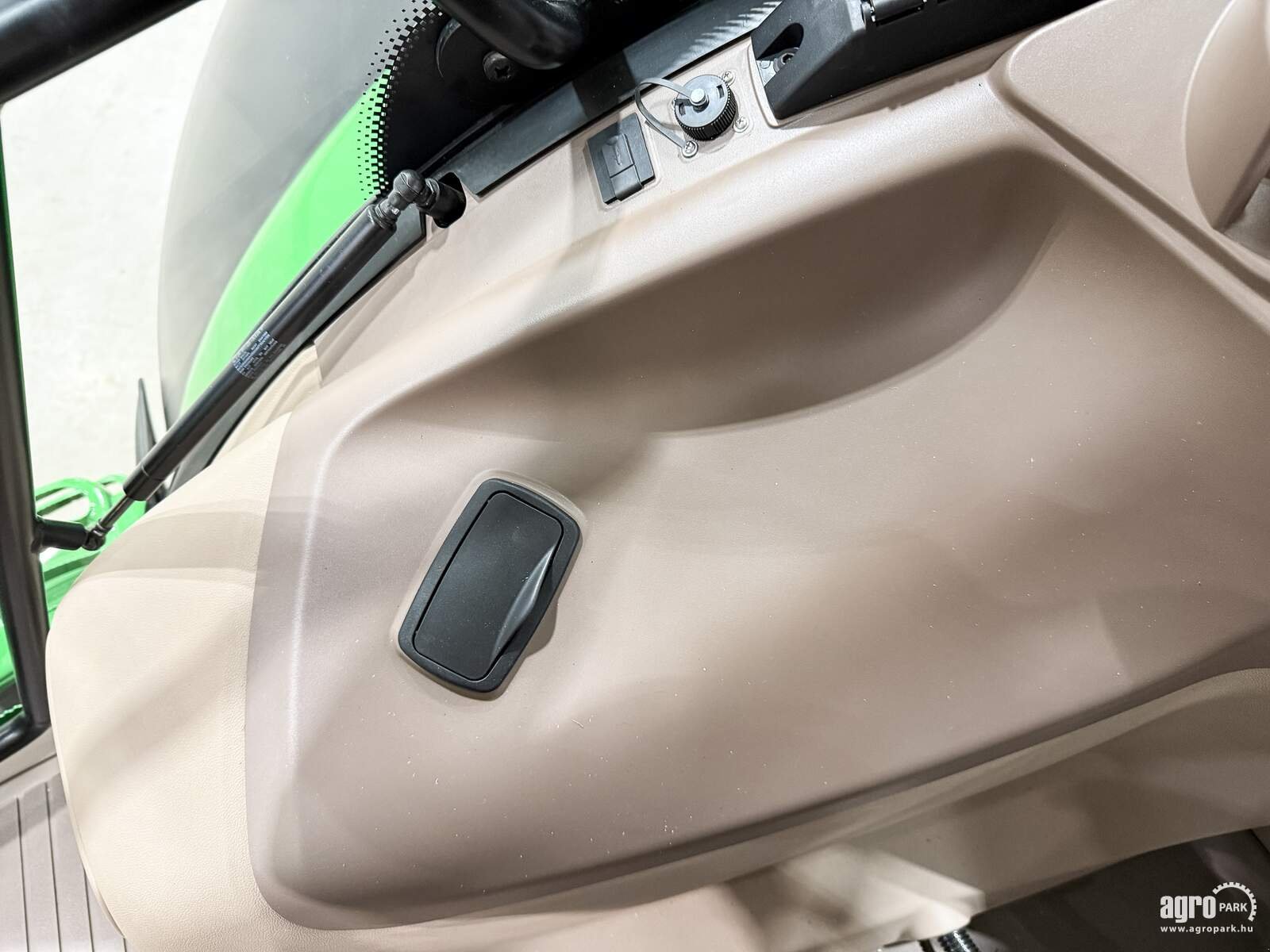 Traktor des Typs John Deere 6R 215, Gebrauchtmaschine in Csengele (Bild 29)