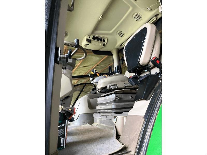 Traktor a típus John Deere 6R 215, Gebrauchtmaschine ekkor: SAINT-GERMAIN DU PUY (Kép 10)