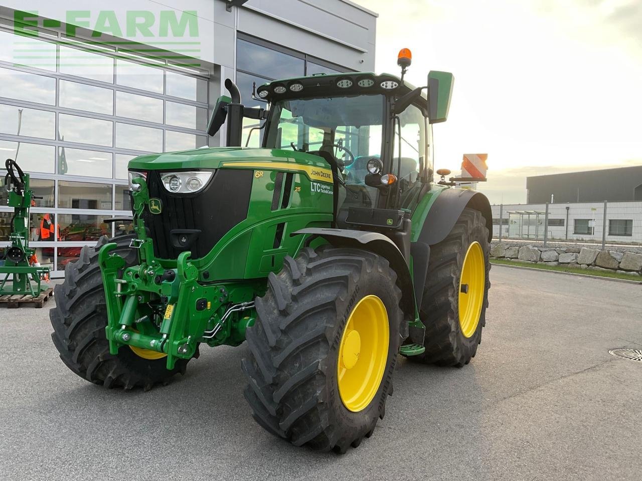 Traktor of the type John Deere 6R 215, Gebrauchtmaschine in REDLHAM (Picture 1)