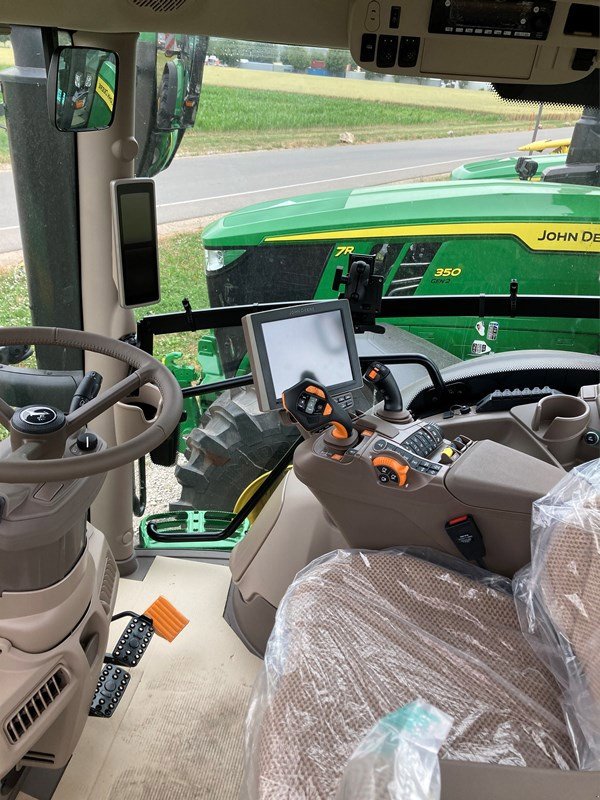 Traktor типа John Deere 6R 215, Neumaschine в Chavornay (Фотография 4)