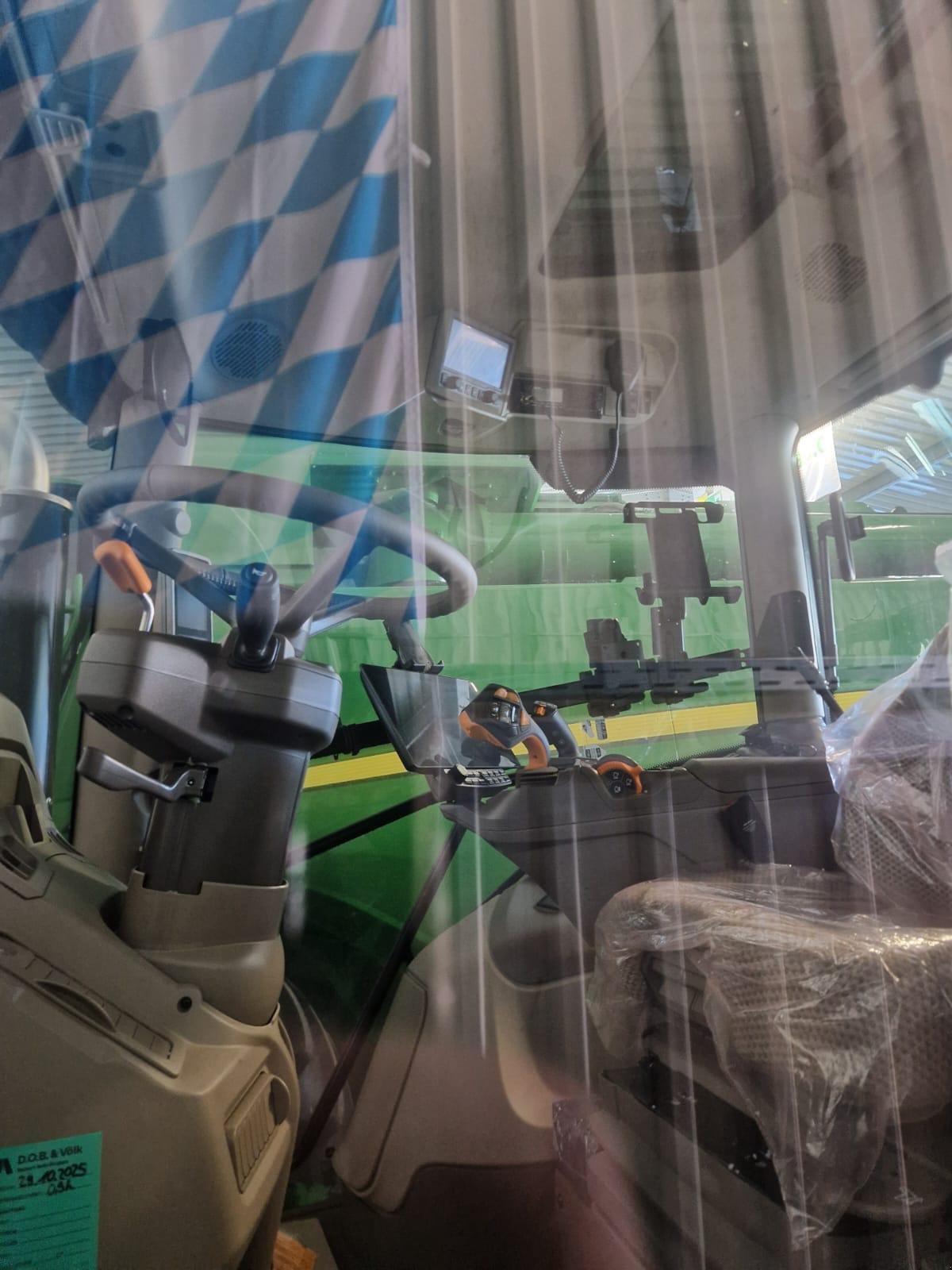 Traktor от тип John Deere 6R 215, Neumaschine в Deining (Снимка 2)