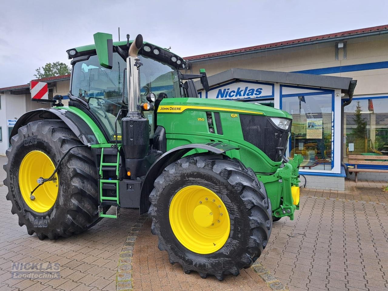 Traktor typu John Deere 6R 250 Ultimate Reifendruckregelanlage, Gebrauchtmaschine v Schirradorf (Obrázek 2)