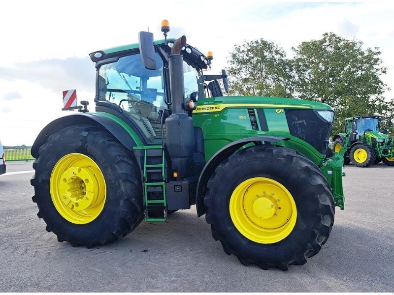 Traktor of the type John Deere 6R 250, Gebrauchtmaschine in SAINT-GERMAIN DU PUY (Picture 2)