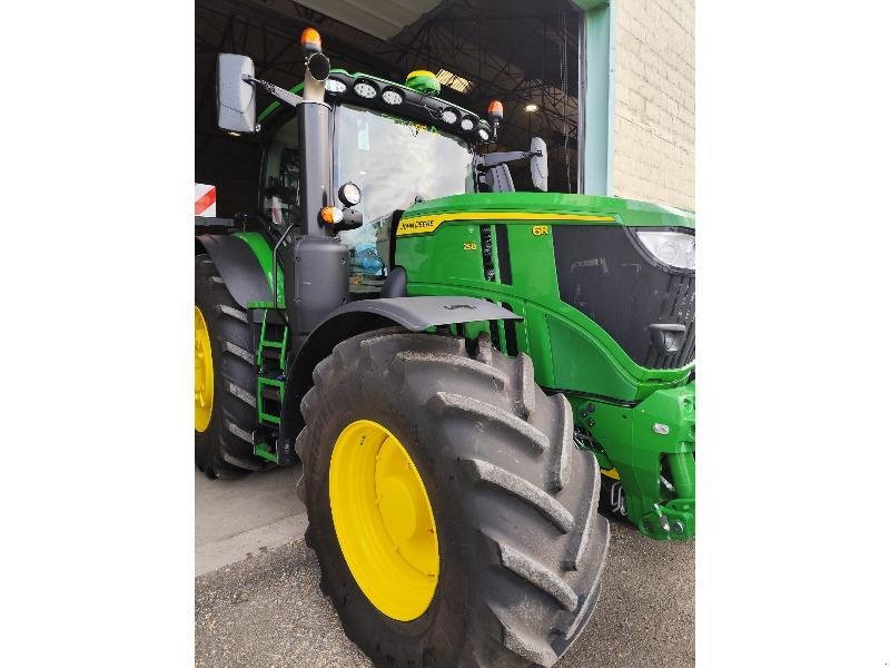 Traktor a típus John Deere 6R 250, Gebrauchtmaschine ekkor: SAINT-GERMAIN DU PUY (Kép 2)