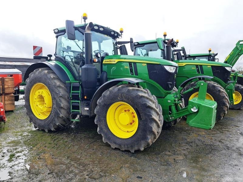 Traktor des Typs John Deere 6R 250, Gebrauchtmaschine in SAINT-GERMAIN DU PUY (Bild 2)