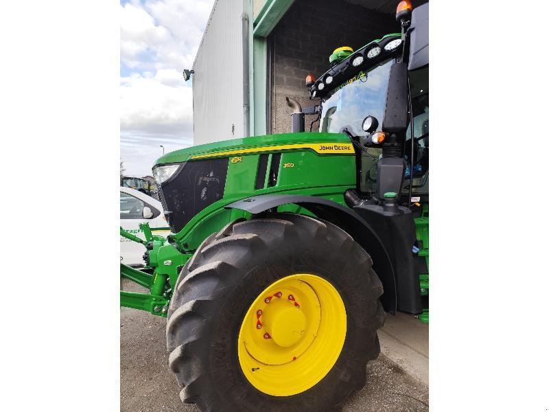 Traktor a típus John Deere 6R 250, Gebrauchtmaschine ekkor: SAINT-GERMAIN DU PUY (Kép 3)