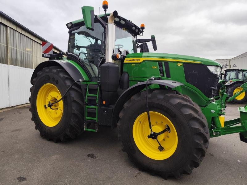 Traktor типа John Deere 6R 250, Gebrauchtmaschine в SAINT GENEST D'AMBIERE (Фотография 2)