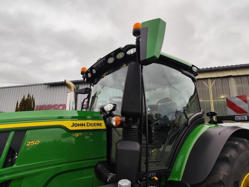 Traktor типа John Deere 6R 250, Gebrauchtmaschine в SAINT GENEST D'AMBIERE (Фотография 8)