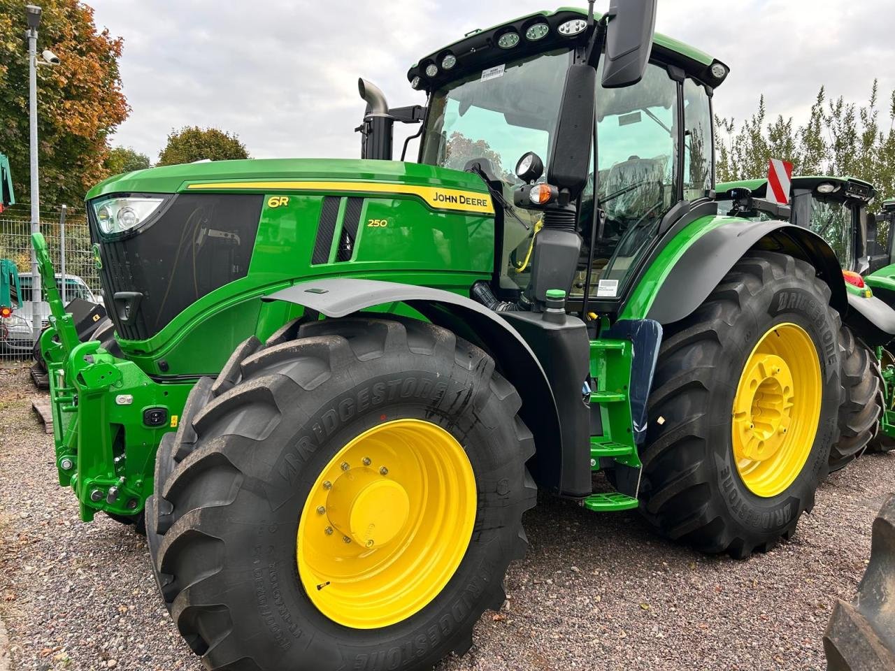 Traktor van het type John Deere 6R 250, Neumaschine in Niederkirchen (Foto 5)