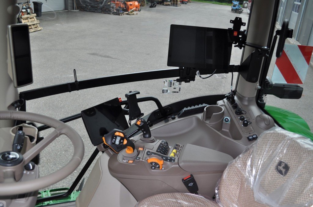 Traktor des Typs John Deere 6R150, Neumaschine in Grolley (Bild 4)