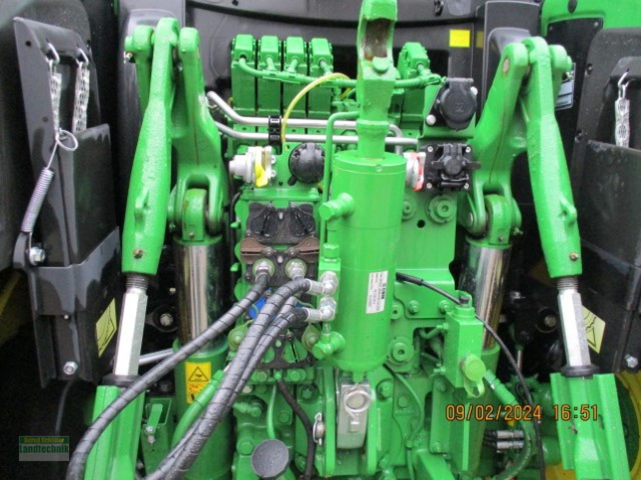 Traktor des Typs John Deere 6R165, Neumaschine in Büren (Bild 10)
