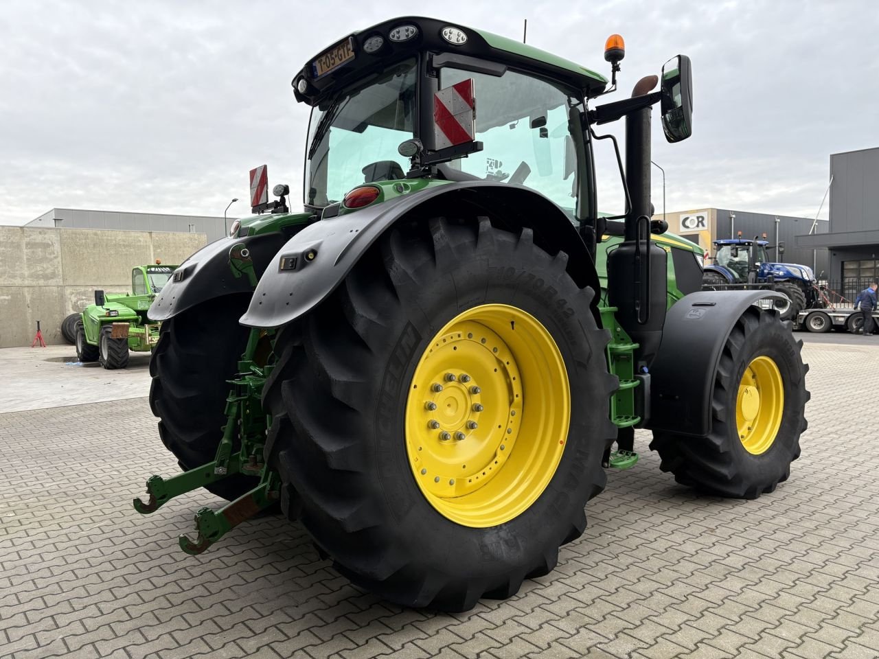 Traktor of the type John Deere 6R215, Gebrauchtmaschine in Beek en Donk (Picture 5)