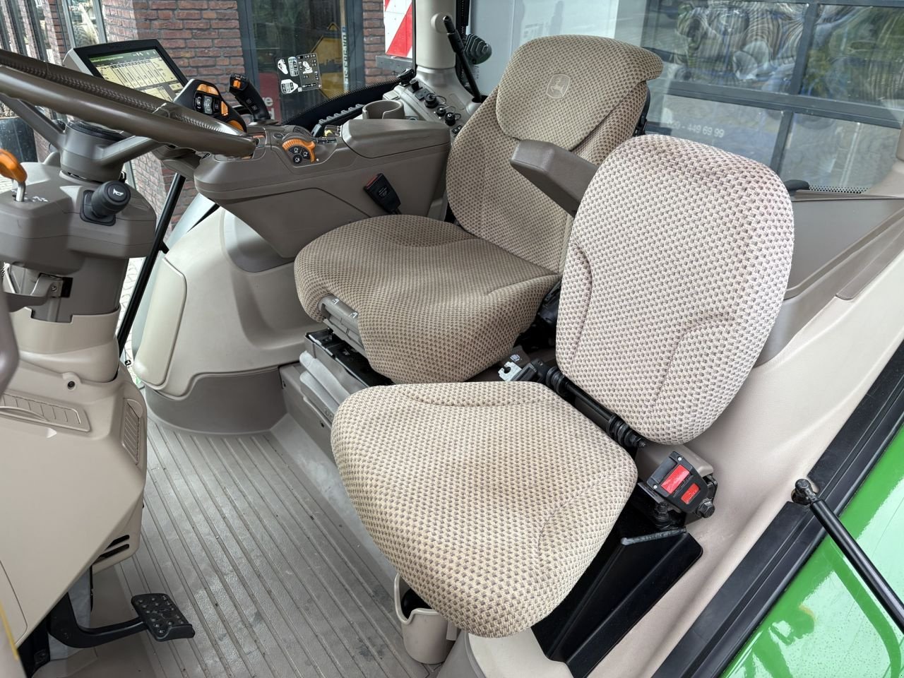 Traktor of the type John Deere 6R215, Gebrauchtmaschine in Beek en Donk (Picture 9)