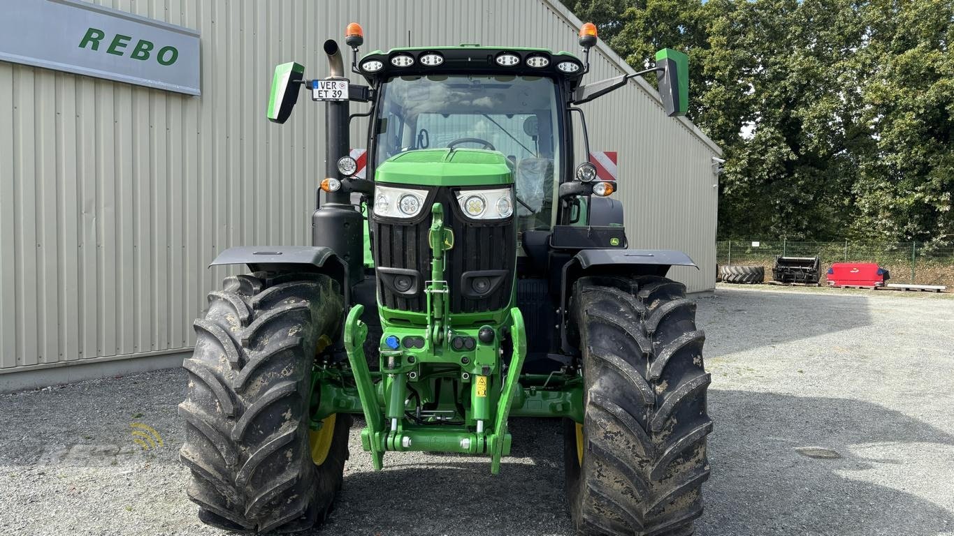 Traktor des Typs John Deere 6R215, Neumaschine in Aurich (Bild 3)