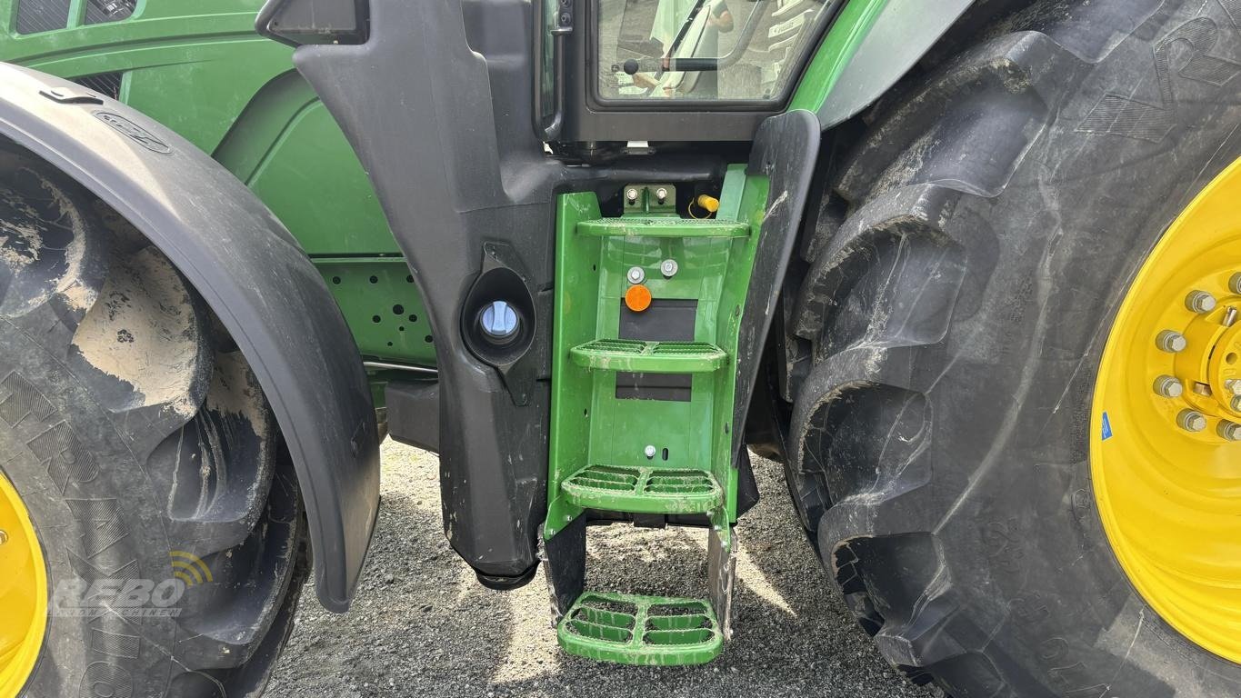Traktor des Typs John Deere 6R215, Neumaschine in Aurich (Bild 9)