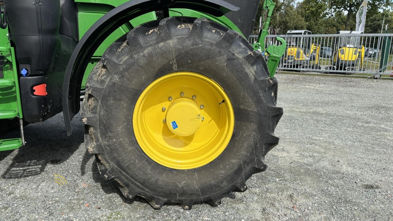 Traktor des Typs John Deere 6R215, Neumaschine in Aurich (Bild 11)