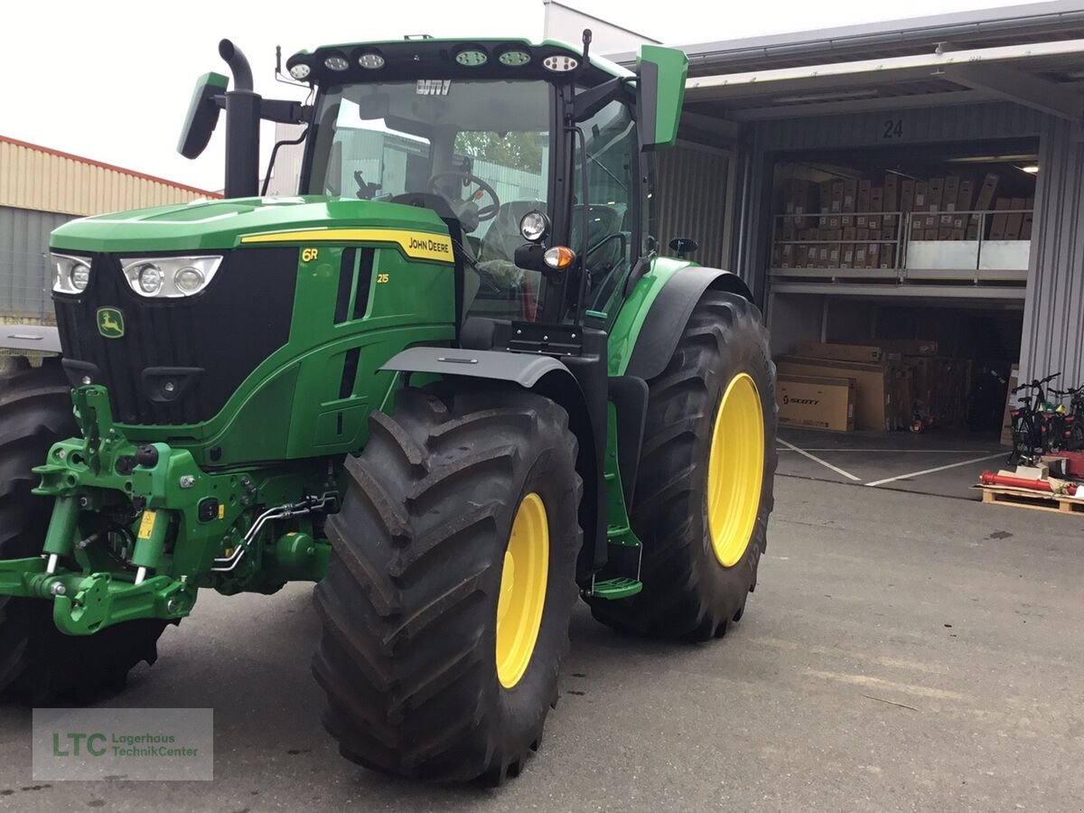 Traktor des Typs John Deere 6R215, Neumaschine in Korneuburg (Bild 1)
