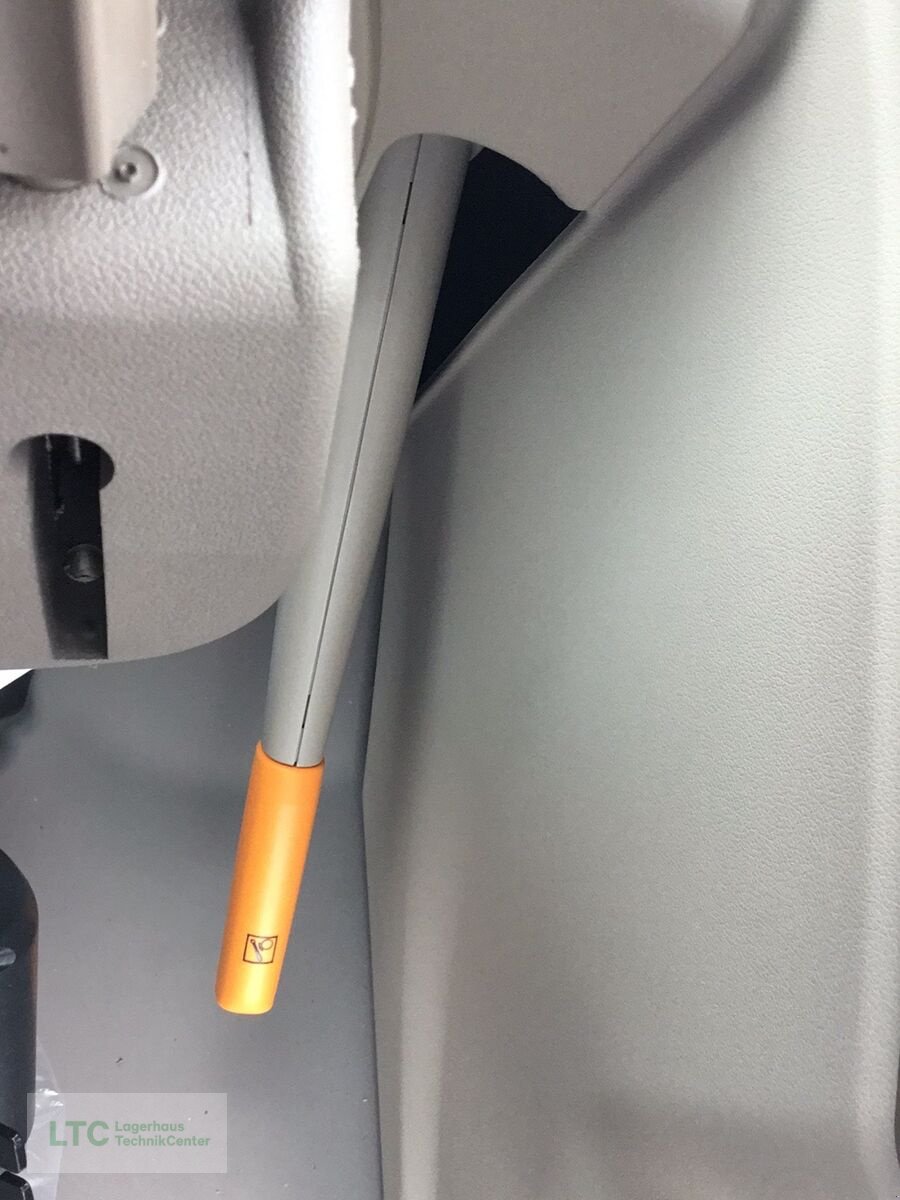 Traktor des Typs John Deere 6R215, Neumaschine in Korneuburg (Bild 21)